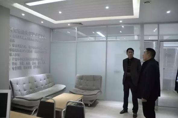 刘焕廷主任为卢副局长、邱科长介绍我所文化